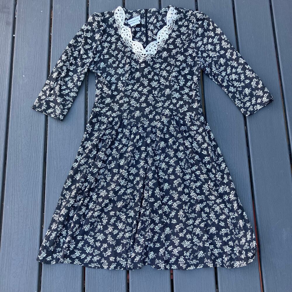 Black and white floral dress with lace neckline trim, twee, vintage 90s Paquette